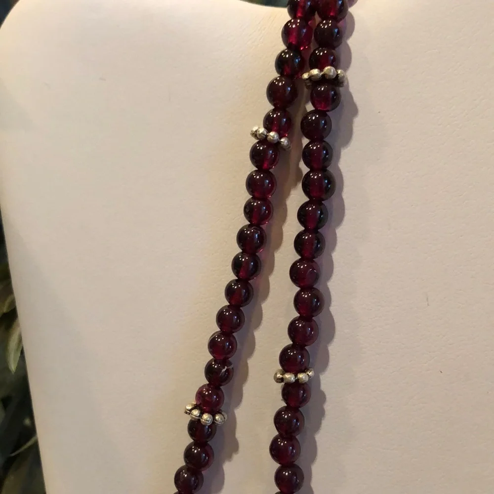 Garnet bead and 925 silver 18” necklace with oval garnet floral pendant - Picture 3 of 6